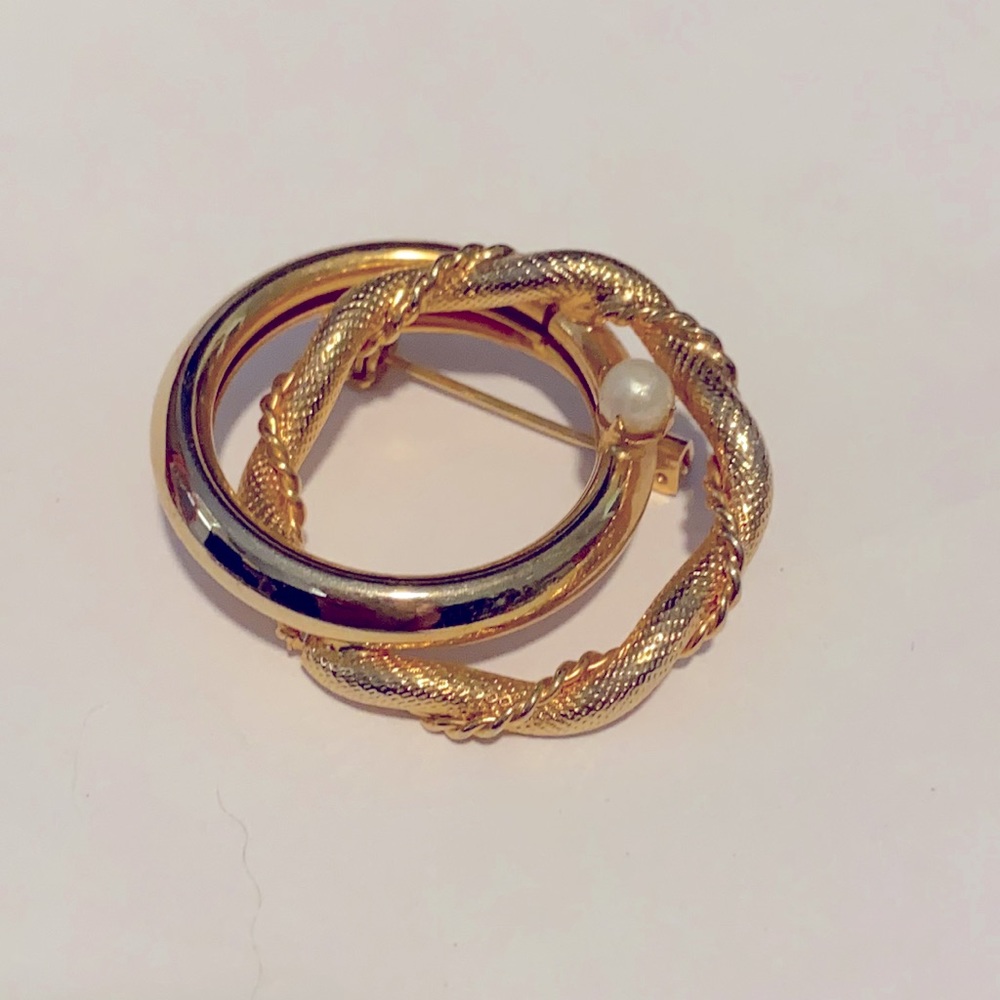 Gold hoop brooch with faux pearl accent